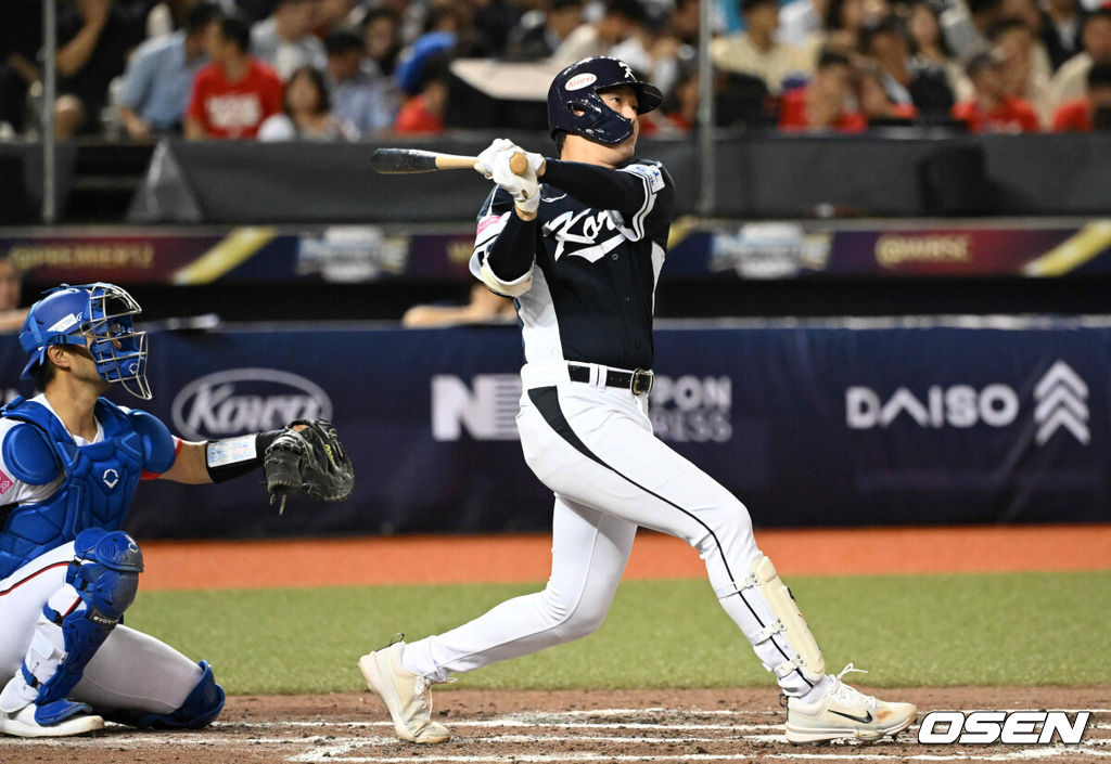 13일 오후 대만 타이베이돔에서 세계야구소프트볼연맹(WBSC) 프리미어12 2024 B조 1차전 대한민국과 대만의 경기가 열렸다.대한민국은 1차전 선발투수로 고영표, 대만은 린위민을 내세웠다.7회초 1사 한국 나승엽이 솔로 홈런을 날리고 있다. 2024.11.13 /sunday@osen.co.kr