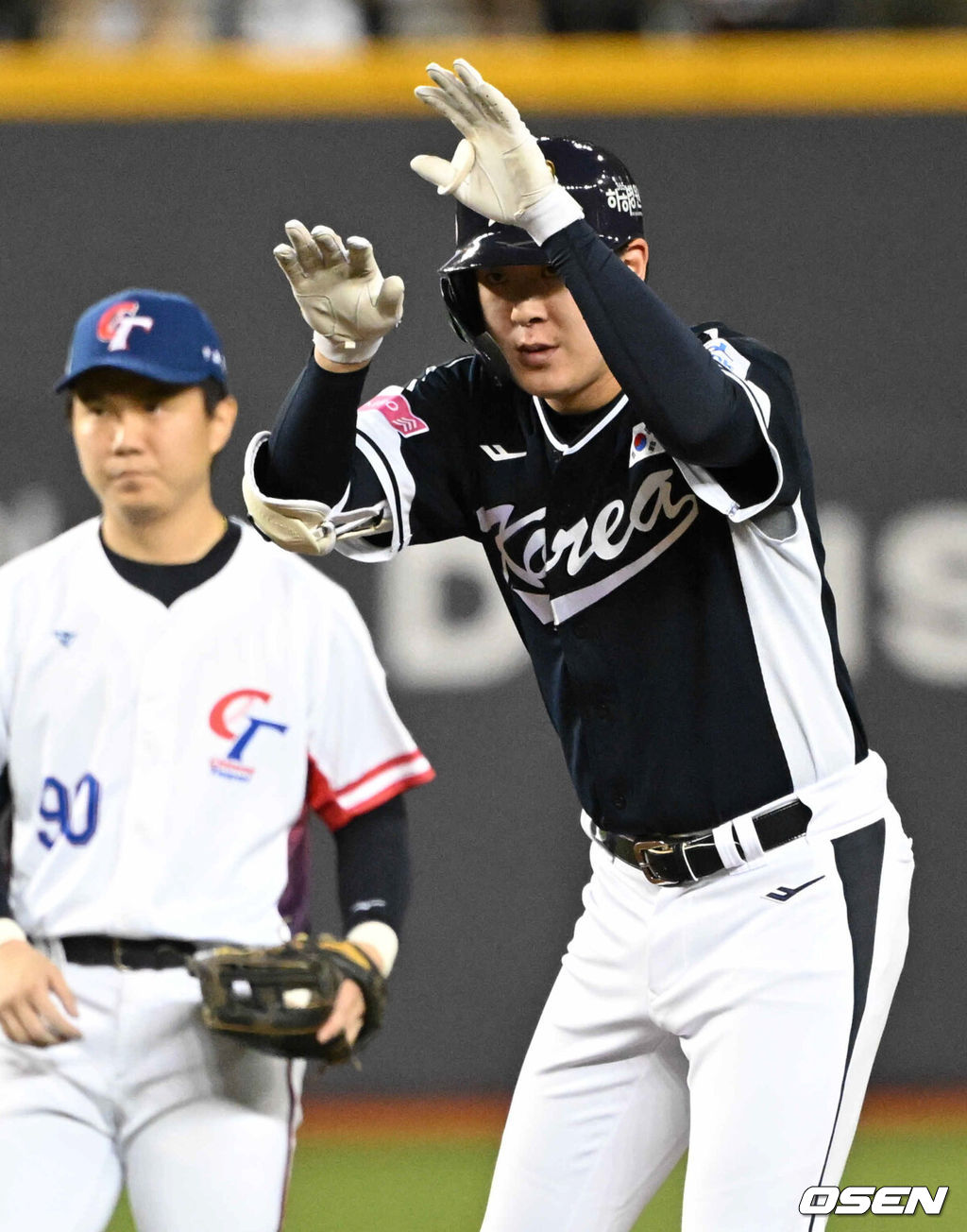 13일 오후 대만 타이베이돔에서 세계야구소프트볼연맹(WBSC) 프리미어12 2024 B조 1차전 대한민국과 대만의 경기가 열렸다.대한민국은 1차전 선발투수로 고영표, 대만은 린위민을 내세웠다.7회초 1사 한국 나승엽이 솔로 홈런을 날린 뒤 2루에서 세리머니를 하고 있다. 원심은 2루타였으나 비디오판독 결과 홈런으로 번복. 2024.11.13 /sunday@osen.co.kr