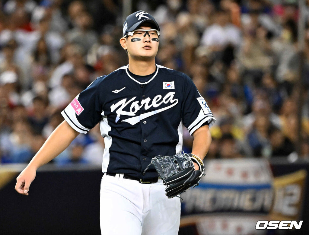 13일 오후 대만 타이베이돔에서 세계야구소프트볼연맹(WBSC) 프리미어12 2024 B조 1차전 대한민국과 대만의 경기가 열렸다.대한민국은 1차전 선발투수로 고영표, 대만은 린위민을 내세웠다.6회말 무실점으로 이닝을 마친 한국 김서현이 더그아웃으로 향하고 있다. 2024.11.13 /sunday@osen.co.kr