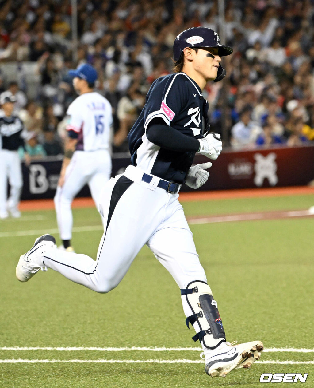 13일 오후 대만 타이베이돔에서 세계야구소프트볼연맹(WBSC) 프리미어12 2024 B조 1차전 대한민국과 대만의 경기가 열렸다.대한민국은 1차전 선발투수로 고영표, 대만은 린위민을 내세웠다.1회초 2사 한국 김도영이 외야 뜬공을 날리고 있다. 2024.11.13 /sunday@osen.co.kr