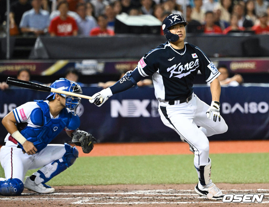 13일 오후 대만 타이베이돔에서 세계야구소프트볼연맹(WBSC) 프리미어12 2024 B조 1차전 대한민국과 대만의 경기가 열렸다.대한민국은 1차전 선발투수로 고영표, 대만은 린위민을 내세웠다.8회초 1사 한국 송성문이 헛스윙 삼진으로 물러나고 있다. 2024.11.13 /sunday@osen.co.kr