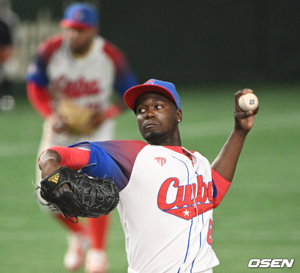 15일 도쿄 도쿄돔에서 2023 WBC(월드베이스볼클래식) 8강전 쿠바와 호주의 경기가 벌어졌다.8회초 마운드에 오른 쿠바 모이넬로가 투구하고 있다.2023.03.15/spjj@osen.co.kr