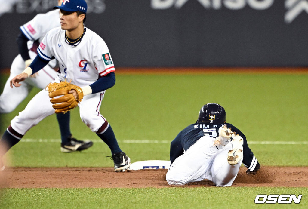 13일 오후 대만 타이베이돔에서 세계야구소프트볼연맹(WBSC) 프리미어12 2024 B조 1차전 대한민국과 대만의 경기가 열렸다.대한민국은 1차전 선발투수로 고영표, 대만은 린위민을 내세웠다.6회초 1사 1루 한국 김도영이 2루 도루에 성공하고 있다. 2024.11.13 /sunday@osen.co.kr