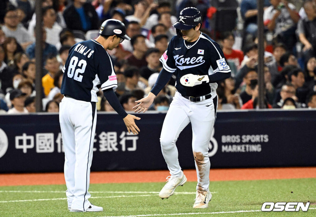 13일 오후 대만 타이베이돔에서 세계야구소프트볼연맹(WBSC) 프리미어12 2024 B조 1차전 대한민국과 대만의 경기가 열렸다.대한민국은 1차전 선발투수로 고영표, 대만은 린위민을 내세웠다.7회초 1사 한국 나승엽이 솔로 홈런을 날린 뒤 베이스를 돌고 있다. 원심은 2루타였으나 비디오판독 결과 홈런으로 번복. 2024.11.13 /sunday@osen.co.kr