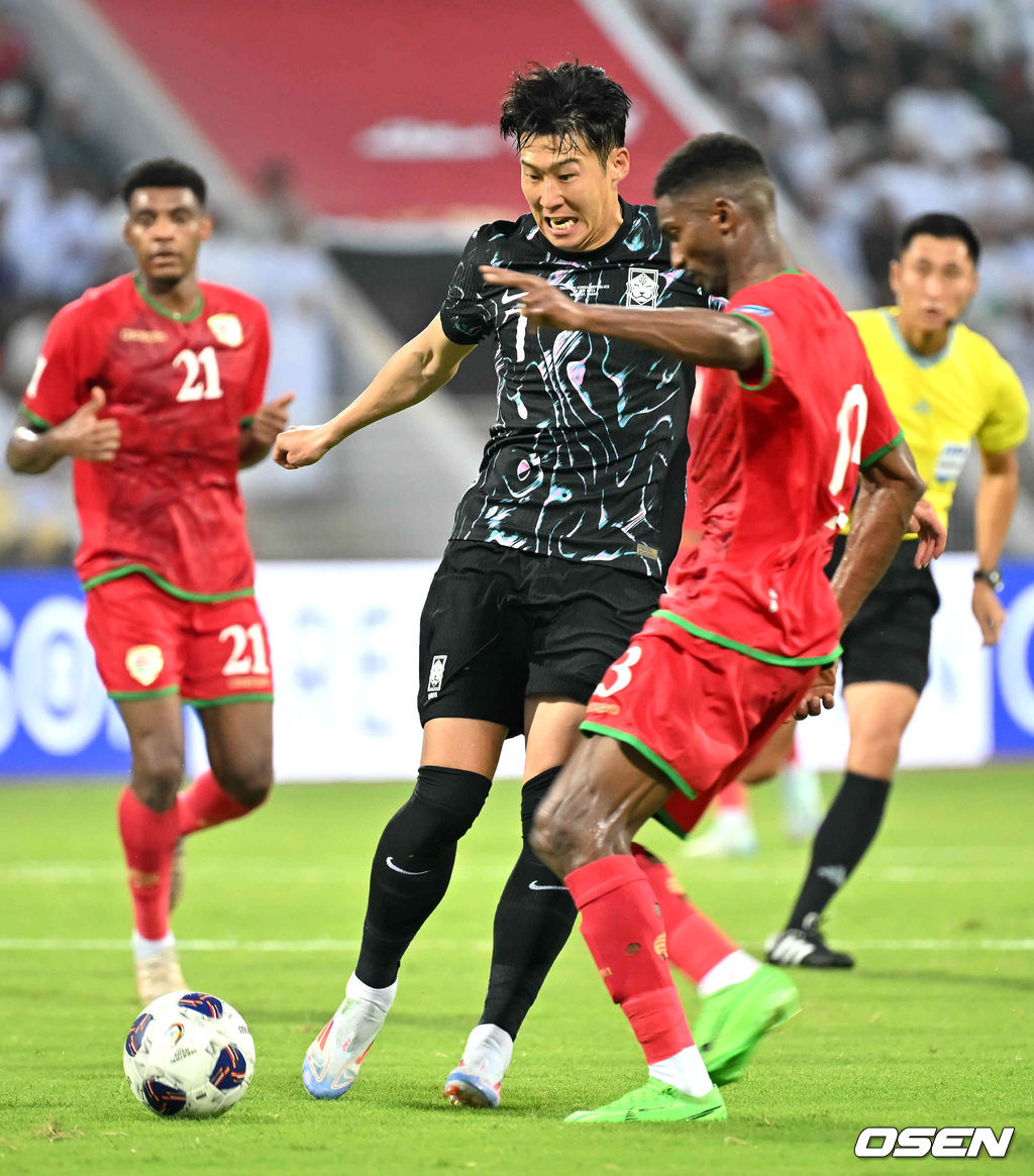 10일(현지시간) 오만 무스카트 술탄 카부스 종합운동장에서 2026 FIFA 북중미 월드컵 아시아지역 3차 예선 B조 조별리그 2차전 대한민국과 오만의 경기가 열렸다.1차전 홈에서 아쉬운 무승부에 그친 홍명보호는 원정으로 펼쳐지는 오만전에서 반드시 승리가 필요하다.전반 대한민국 손흥민이 돌파를 하고 있다. 2024.09.10 / rumi@osen.co.kr