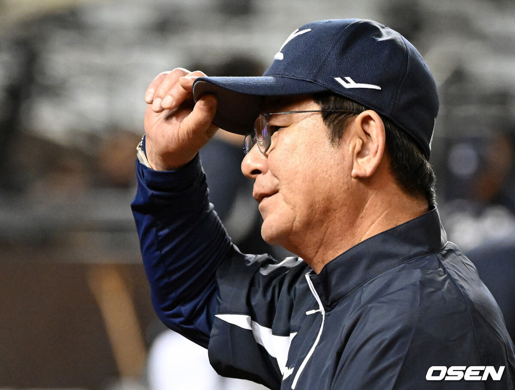 13일 오후 대만 타이베이돔에서 세계야구소프트볼연맹(WBSC) 프리미어12 2024 B조 1차전 대한민국과 대만의 경기가 열릴 예정이다.대한민국은 1차전 선발투수로 고영표, 대만은 린위민을 내세웠다.경기에 앞서 류중일 감독이 훈련을 바라보고 있다. 2024.11.13 /