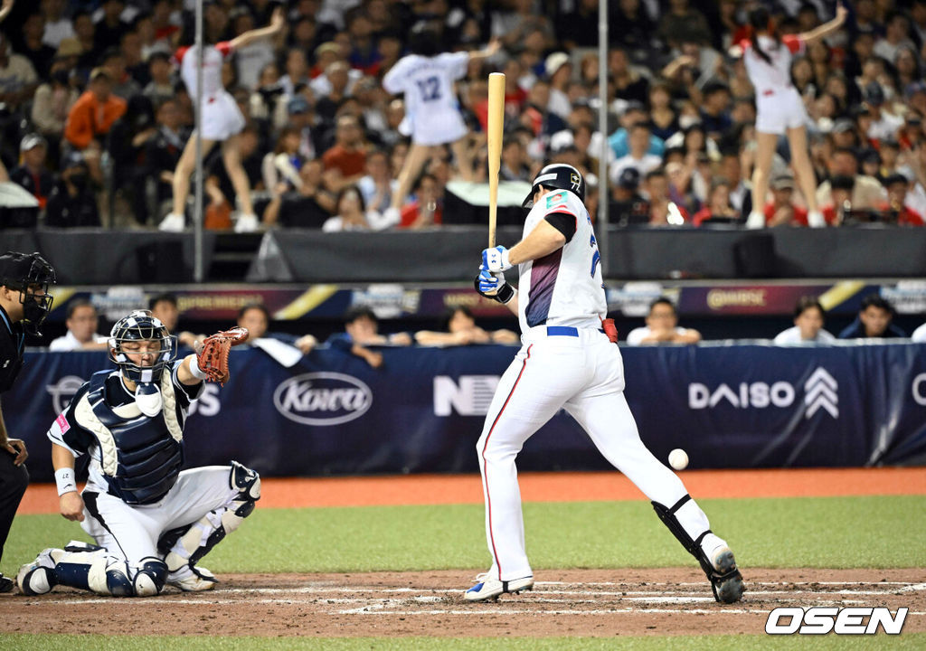 13일 오후 대만 타이베이돔에서 세계야구소프트볼연맹(WBSC) 프리미어12 2024 B조 1차전 대한민국과 대만의 경기가 열렸다.대한민국은 1차전 선발투수로 고영표, 대만은 린위민을 내세웠다.5회말 2사 대만 린안커가 한국 최지민 공에 몸을 맞고 있다. 2024.11.13 /sunday@osen.co.kr