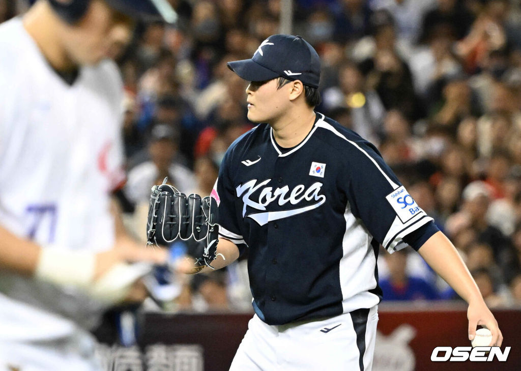 13일 오후 대만 타이베이돔에서 세계야구소프트볼연맹(WBSC) 프리미어12 2024 B조 1차전 대한민국과 대만의 경기가 열렸다.대한민국은 1차전 선발투수로 고영표, 대만은 린위민을 내세웠다.5회말 2사 한국 최지민이 대만 린안커에게 몸 맞는 공을 던진 뒤 아쉬워하고 있다. 2024.11.13 /sunday@osen.co.kr