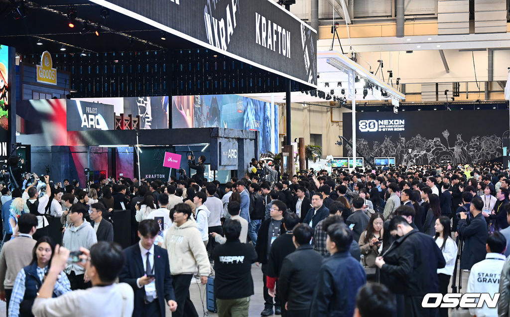 14일 부산 벡스코에서 한국게임산업협회가 주최하고 문화체육관광부가 후원하는 ‘국제게임전시회 지스타 2024’가 열렸다. 20주년을 맞은 올해 지스타는 44개국에서 1375개 업체가 참여하며 3359부스(BTC 2435부스·BTB 924부스) 규모로 역대 최대 규모로 열린다.관람객들이 지스타 2024 부스들을 돌아보고 있다. 2024.11.14 / foto0307@osen.co.kr