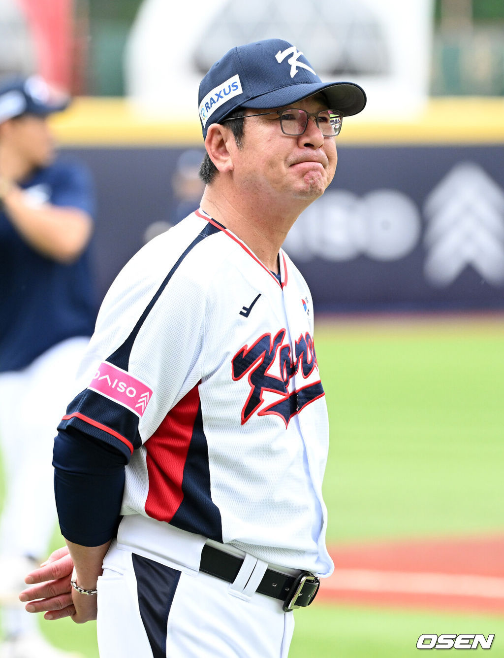 14일 오후 대만 타이베이 티엔무야구장에서 세계야구소프트볼연맹(WBSC) 프리미어12 2024 B조 2차전 대한민국과 쿠바의 경기가 열릴 예정이다.대한민국은 2차전 선발투수로 곽빈, 쿠바는 리반 모이넬로를 내세웠다.경기에 앞서 한국 류중일 감독이 훈련 중인 선수들을 바라보고 있다. 2024.11.14 /sunday@osen.co.kr