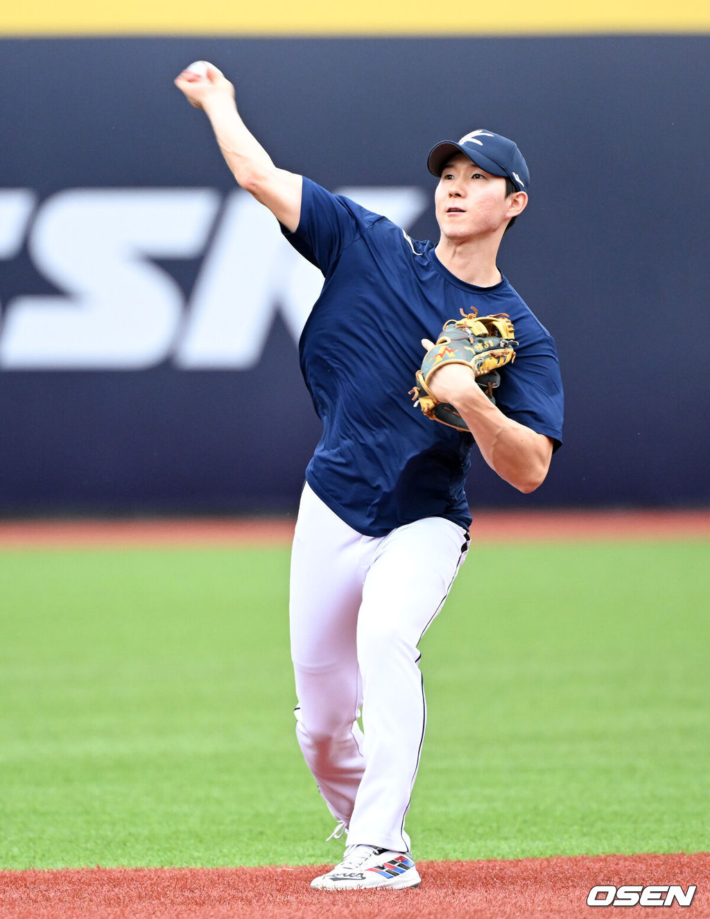 14일 오후 대만 타이베이 티엔무야구장에서 세계야구소프트볼연맹(WBSC) 프리미어12 2024 B조 2차전 대한민국과 쿠바의 경기가 열릴 예정이다.대한민국은 2차전 선발투수로 곽빈, 쿠바는 리반 모이넬로를 내세웠다.경기에 앞서 한국 박성한이 캐치볼을 하고 있다. 2024.11.14 /sunday@osen.co.kr