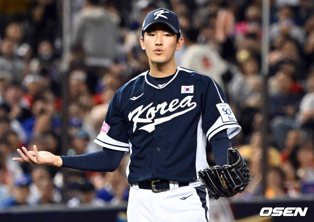 13일 오후 대만 타이베이돔에서 세계야구소프트볼연맹(WBSC) 프리미어12 2024 B조 1차전 대한민국과 대만의 경기가 열렸다.대한민국은 1차전 선발투수로 고영표, 대만은 린위민을 내세웠다.1회말 2사 한국 선발 고영표가 대만 천제슈엔에게 볼넷을 허용한 뒤  아쉬워하고 있다. 2024.11.13 /sunday@osen.co.kr