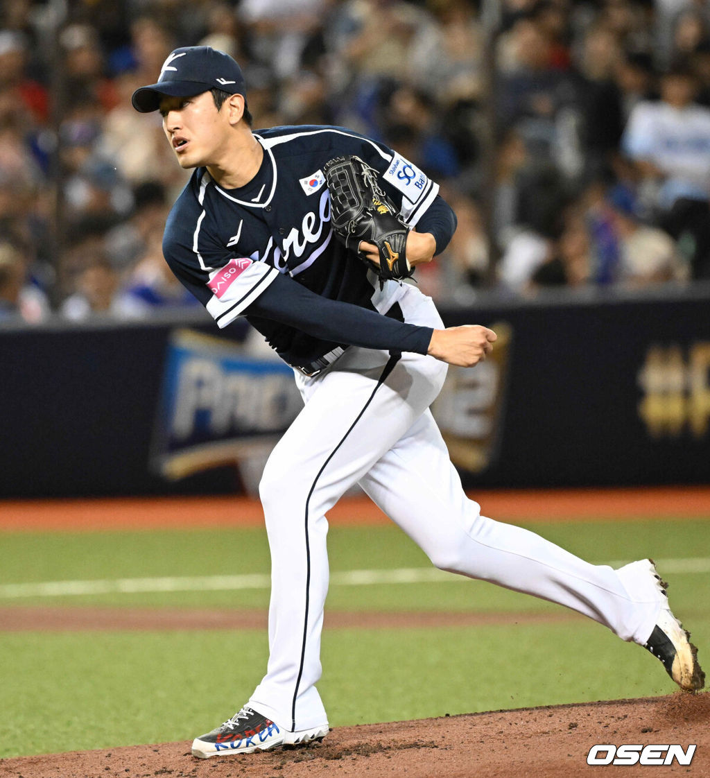 13일 오후 대만 타이베이돔에서 세계야구소프트볼연맹(WBSC) 프리미어12 2024 B조 1차전 대한민국과 대만의 경기가 열렸다.대한민국은 1차전 선발투수로 고영표, 대만은 린위민을 내세웠다.1회말 한국 선발 고영표가 역투하고 있다. 2024.11.13 /sunday@osen.co.kr