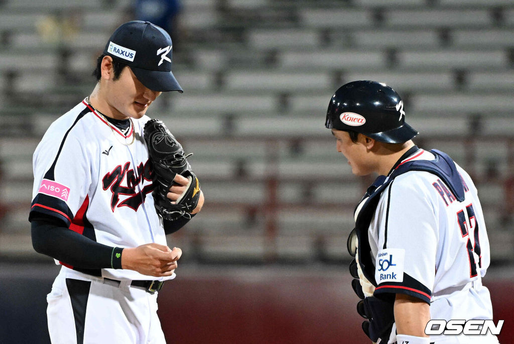 14일 오후 대만 타이베이 티엔무야구장에서 세계야구소프트볼연맹(WBSC) 프리미어12 2024 B조 2차전 대한민국과 쿠바의 경기가 열렸다.대한민국은 2차전 선발투수로 곽빈, 쿠바는 리반 모이넬로를 내세웠다.5회초 무사 1,2루에서 대한민국 곽빈이 마운드를 내려오고 있다. 2024.11.14 /sunday@osen.co.kr