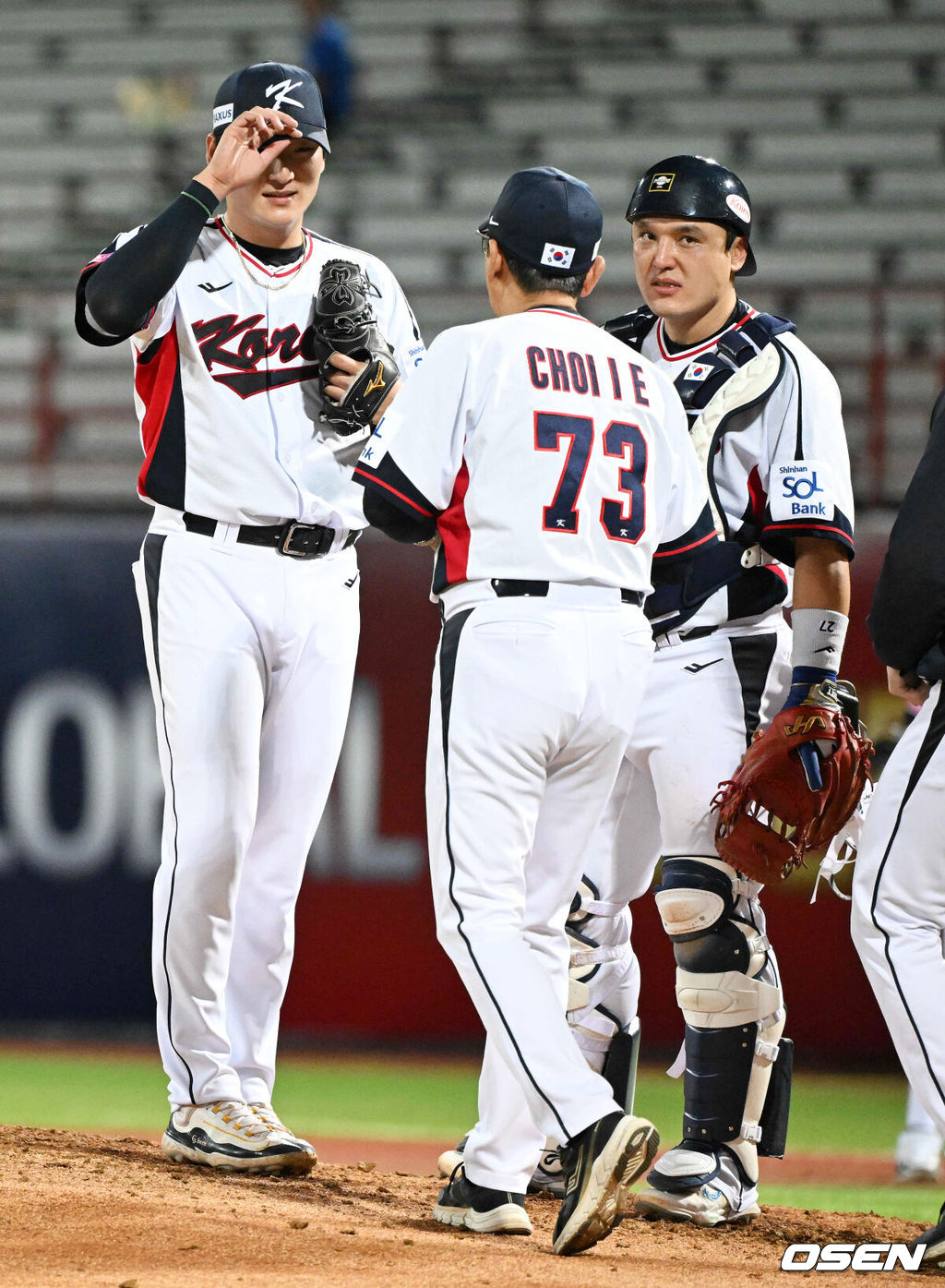 14일 오후 대만 타이베이 티엔무야구장에서 세계야구소프트볼연맹(WBSC) 프리미어12 2024 B조 2차전 대한민국과 쿠바의 경기가 열렸다.대한민국은 2차전 선발투수로 곽빈, 쿠바는 리반 모이넬로를 내세웠다.5회초 무사 1,2루에서 대한민국 최일언 코치가 마운드에 올라 곽빈을 교체하고 있다. 2024.11.14 /sunday@osen.co.kr