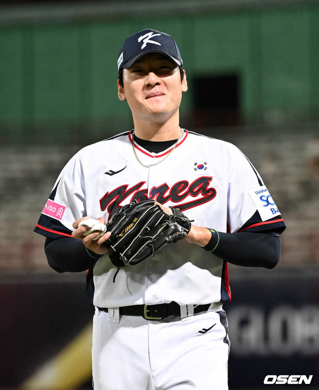 14일 오후 대만 타이베이 티엔무야구장에서 세계야구소프트볼연맹(WBSC) 프리미어12 2024 B조 2차전 대한민국과 쿠바의 경기가 열렸다.대한민국은 2차전 선발투수로 곽빈, 쿠바는 리반 모이넬로를 내세웠다.3회초 2사 1,3루에서 대한민국 곽빈이 쿠바 몬카다를 중견수 플라이로 처리하며 더그아웃으로 향하고 있다. 2024.11.14 /