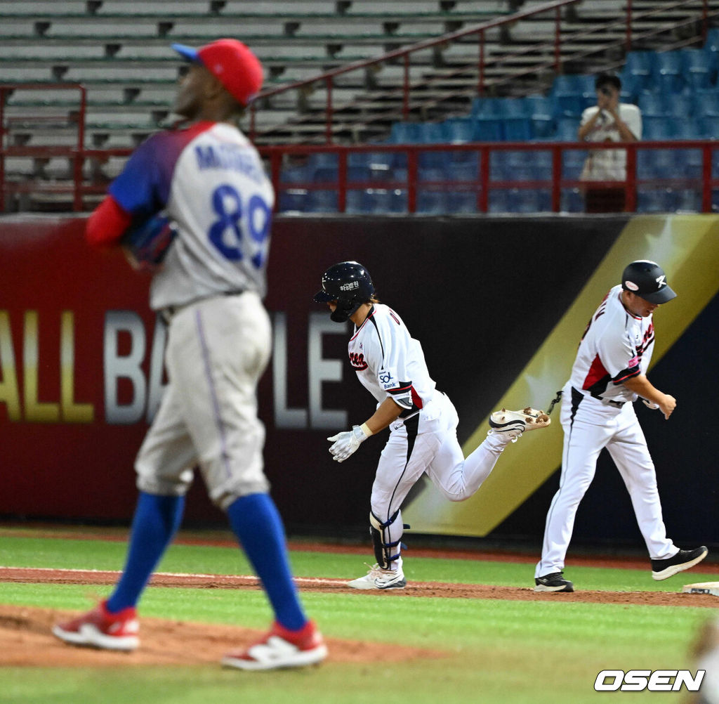 14일 오후 대만 타이베이 티엔무야구장에서 세계야구소프트볼연맹(WBSC) 프리미어12 2024 B조 2차전 대한민국과 쿠바의 경기가 열렸다.대한민국은 2차전 선발투수로 곽빈, 쿠바는 리반 모이넬로를 내세웠다.2회말 2사 만루에서 대한민국 김도영이 만루홈런을 날리며 기뻐하고 있다. 2024.11.14 /