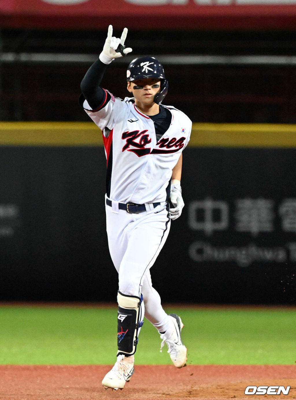 14일 오후 대만 타이베이 티엔무야구장에서 세계야구소프트볼연맹(WBSC) 프리미어12 2024 B조 2차전 대한민국과 쿠바의 경기가 열렸다.대한민국은 2차전 선발투수로 곽빈, 쿠바는 리반 모이넬로를 내세웠다.2회말 2사 만루에서 대한민국 김도영이 만루홈런을 날리며 기뻐하고 있다. 2024.11.14 