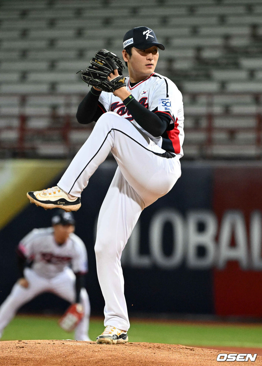 14일 오후 대만 타이베이 티엔무야구장에서 세계야구소프트볼연맹(WBSC) 프리미어12 2024 B조 2차전 대한민국과 쿠바의 경기가 열렸다.대한민국은 2차전 선발투수로 곽빈, 쿠바는 리반 모이넬로를 내세웠다.1회 대한민국 선발 곽빈이 역투하고 있다. 2024.11.14 /sunday@osen.co.kr