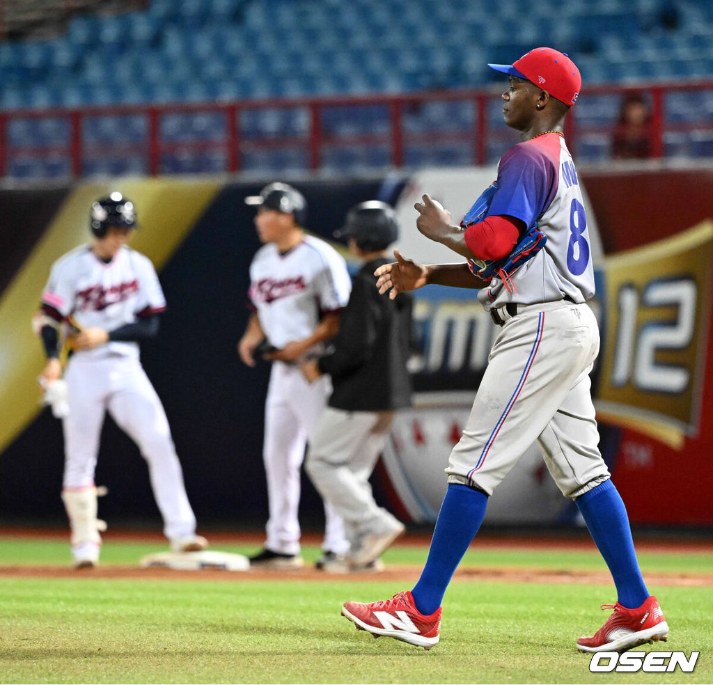 14일 오후 대만 타이베이 티엔무야구장에서 세계야구소프트볼연맹(WBSC) 프리미어12 2024 B조 2차전 대한민국과 쿠바의 경기가 열렸다.대한민국은 2차전 선발투수로 곽빈, 쿠바는 리반 모이넬로를 내세웠다.2회말 2사 2루에서 쿠바 모이넬로가 대한민국 박성한에 좌전 안타를 허용하며 아쉬워하고 있다. 2024.11.14 /sunday@osen.co.kr