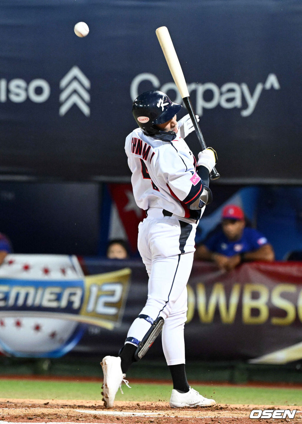 14일 오후 대만 타이베이 티엔무야구장에서 세계야구소프트볼연맹(WBSC) 프리미어12 2024 B조 2차전 대한민국과 쿠바의 경기가 열렸다.대한민국은 2차전 선발투수로 곽빈, 쿠바는 리반 모이넬로를 내세웠다.2회말 2사 만루에서 대한민국 신민재가 쿠바 모이넬로의 투구에 맞고 있다. 2024.11.14 /sunday@osen.co.kr