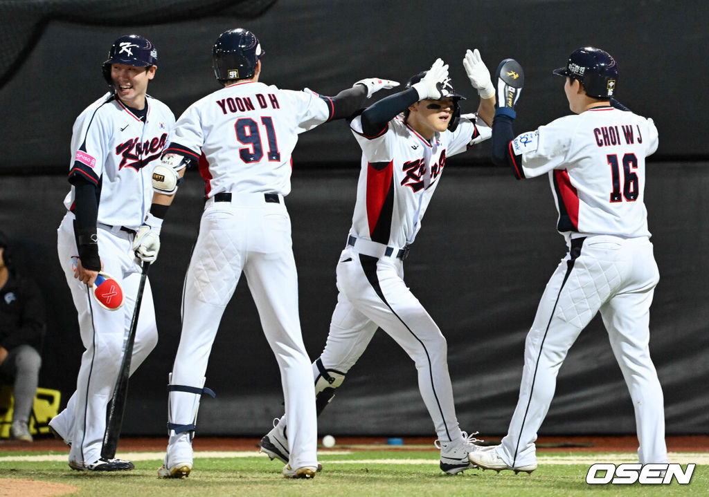 14일 오후 대만 타이베이 티엔무야구장에서 세계야구소프트볼연맹(WBSC) 프리미어12 2024 B조 2차전 대한민국과 쿠바의 경기가 열렸다.대한민국은 2차전 선발투수로 곽빈, 쿠바는 리반 모이넬로를 내세웠다.2회말 2사 만루에서 대한민국 김도영이 만루홈런을 날리고 동료선수들과 기뻐하고 있다. 2024.11.14 /sunday@osen.co.kr