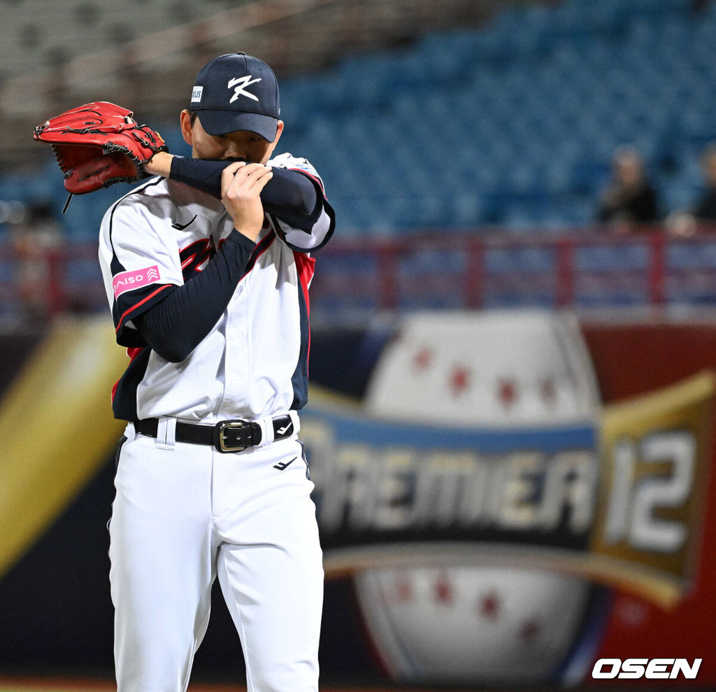 14일 오후 대만 타이베이 티엔무야구장에서 세계야구소프트볼연맹(WBSC) 프리미어12 2024 B조 2차전 대한민국과 쿠바의 경기가 열렸다.대한민국은 2차전 선발투수로 곽빈, 쿠바는 리반 모이넬로를 내세웠다.5회초 2사 만루에서 대한민국 소형준이 쿠바 아루에바레나를 좌익수 플라이로 처리하며 더그아웃으로 향하고 있다. 2024.11.14 /sunday@osen.co.kr