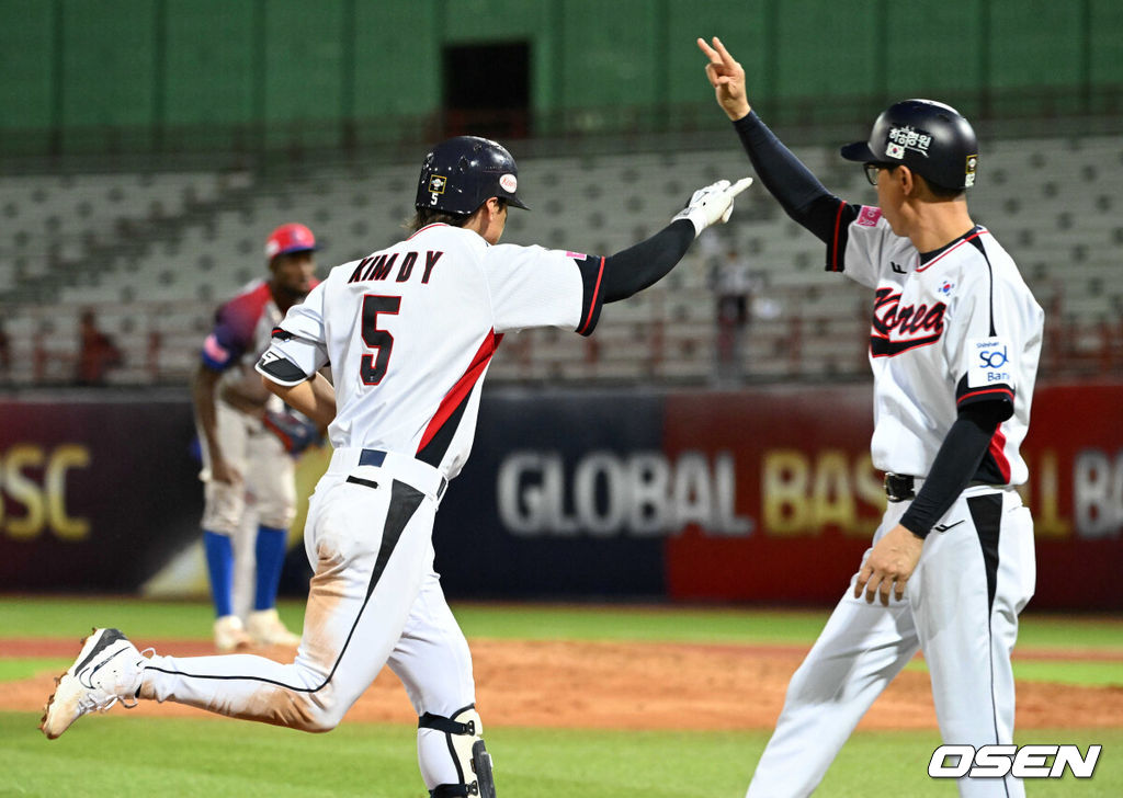 14일 오후 대만 타이베이 티엔무야구장에서 세계야구소프트볼연맹(WBSC) 프리미어12 2024 B조 2차전 대한민국과 쿠바의 경기가 열렸다.대한민국은 2차전 선발투수로 곽빈, 쿠바는 리반 모이넬로를 내세웠다.7회말 1사에서 대한민국 김도영이 좌월 솔로포를 날리고 김재걸 코치와 하이파이브를 하고 있다. 2024.11.14 /sunday@osen.co.kr