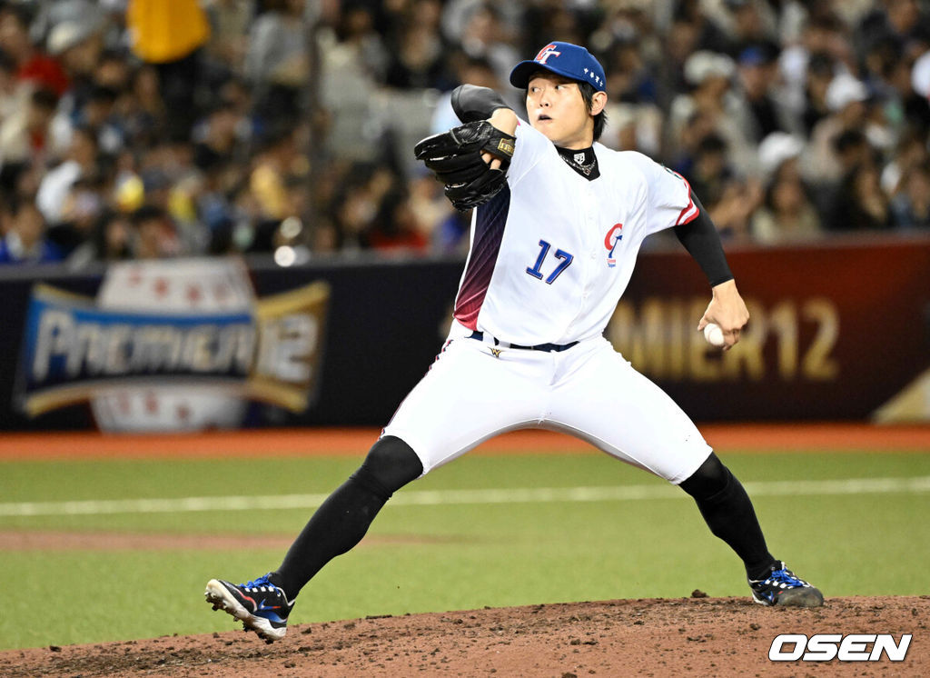 13일 오후 대만 타이베이돔에서 세계야구소프트볼연맹(WBSC) 프리미어12 2024 B조 1차전 대한민국과 대만의 경기가 열렸다.대한민국은 1차전 선발투수로 고영표, 대만은 린위민을 내세웠다.8회초 대만 천관위가 역투하고 있다. 2024.11.13 /sunday@osen.co.kr