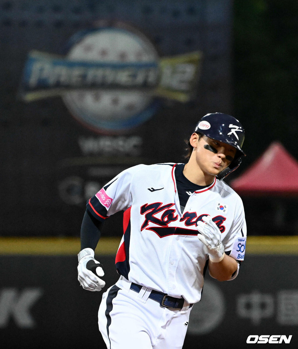 14일 오후 대만 타이베이 티엔무야구장에서 세계야구소프트볼연맹(WBSC) 프리미어12 2024 B조 2차전 대한민국과 쿠바의 경기가 열렸다.대한민국은 2차전 선발투수로 곽빈, 쿠바는 리반 모이넬로를 내세웠다.2회말 2사 만루에서 대한민국 김도영이 만루홈런을 날리며 기뻐하고 있다. 2024.11.14 /sunday@osen.co.kr