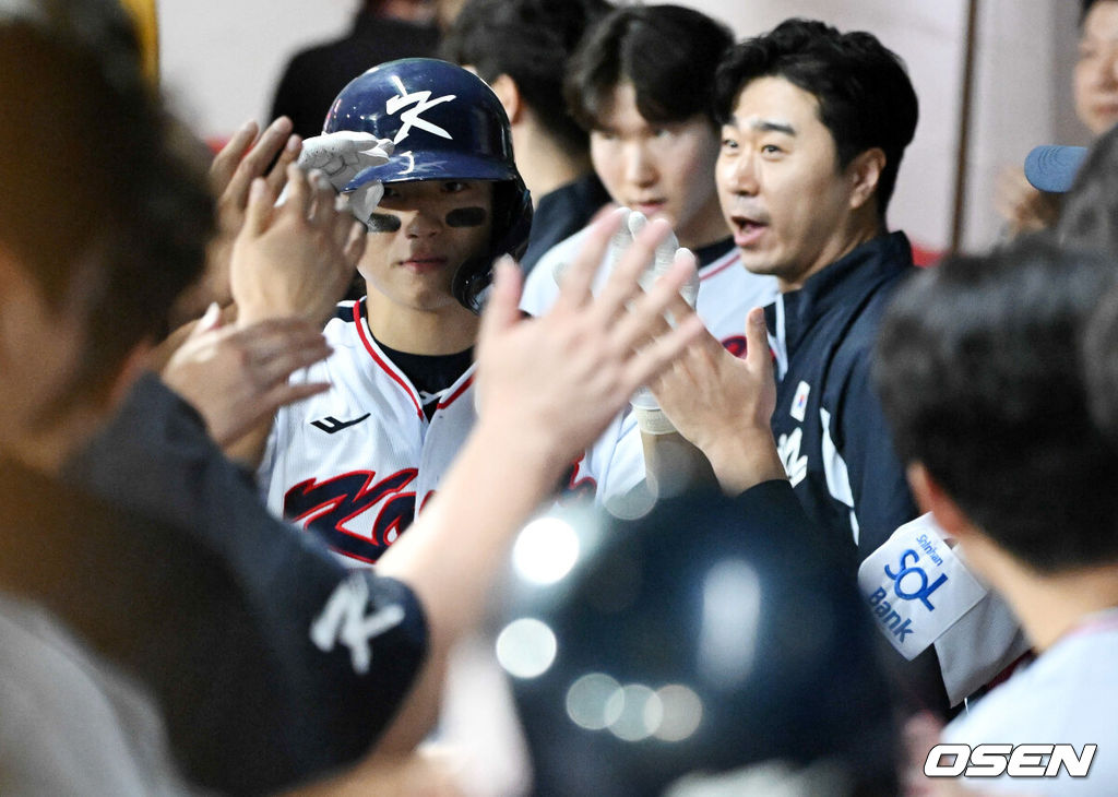 14일 오후 대만 타이베이 티엔무야구장에서 세계야구소프트볼연맹(WBSC) 프리미어12 2024 B조 2차전 대한민국과 쿠바의 경기가 열렸다.대한민국은 2차전 선발투수로 곽빈, 쿠바는 리반 모이넬로를 내세웠다.7회말 1사에서 대한민국 김도영이 좌월 솔로포를 날리며 동료선수들과 기뻐하고 있다. 2024.11.14 /