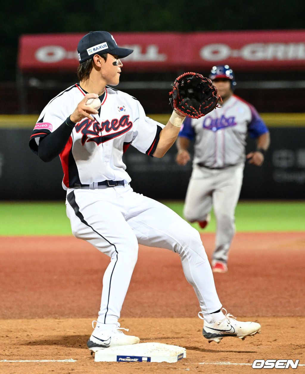 14일 오후 대만 타이베이 티엔무야구장에서 세계야구소프트볼연맹(WBSC) 프리미어12 2024 B조 2차전 대한민국과 쿠바의 경기가 열렸다.대한민국은 2차전 선발투수로 곽빈, 쿠바는 리반 모이넬로를 내세웠다.4회초 1사 1,2루에서 대한민국 김도영이 쿠바 드레이크의 3루땅볼을 잡아 1루로 송구하며 병살로 이닝을 마무리짓고 있다. 2024.11.14 /sunday@osen.co.kr