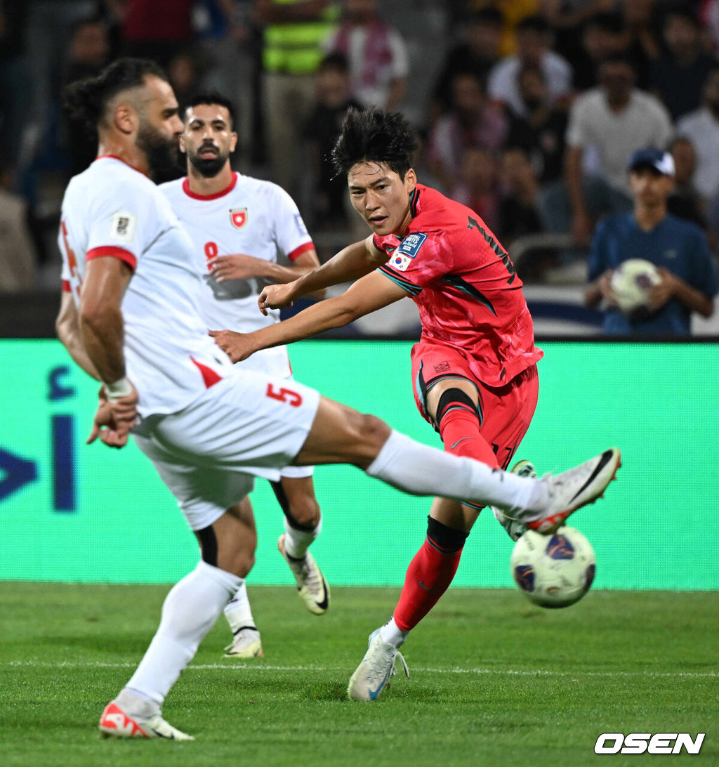 10일 오후(한국시간) 요르단 암만 국제경기장에서 2026 국제축구연맹(FIFA) 북중미월드컵 아시아 3차 예선 B조 3차전 한국과 요르단의 경기가 열렸다.다득점에서 앞선 요르단(1승1무, 4골)이 조 선두, 한국(1승1무, 3골)은 2위다. 한국이 조 선두를 탈환하려면 반드시 요르단을 잡아야 한다.후반 한국 배준호가 슛을 시도하고 있다. 2024.10.10 /spjj@osen.co.kr