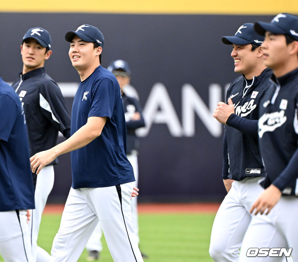 14일 오후 대만 타이베이 티엔무야구장에서 세계야구소프트볼연맹(WBSC) 프리미어12 2024 B조 2차전 대한민국과 쿠바의 경기가 열릴 예정이다.대한민국은 2차전 선발투수로 곽빈, 쿠바는 리반 모이넬로를 내세웠다.경기에 앞서 한국 임찬규와 박동원이 스트레칭 훈련을 하며 웃고 있다. 2024.11.14 /sunday@osen.co.kr