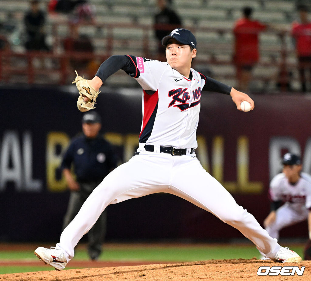 10일 오후 대만 타이베이 티엔무야구장에서 2024 WBSC 프리미어12 대회에 앞서 대한민국과 대만 웨이치안 드래곤즈의 연습 경기가 열렸다.2015년 프리미어12 초대 우승을 차지한 대표팀은 3회 대회를 맞아 대만, 쿠바, 일본, 도미니카공화국, 호주와 B조에 편성됐다. 조별예선에서 최소 2위에 올라야 슈퍼라운드가 열리는 일본 도쿄돔으로 향할 수 있으며, 대표팀의 목표는 슈퍼라운드 진출이다.3회초 한국 최승용이 역투하고 있다. 2024.11.10 /sunday@osen.co.kr