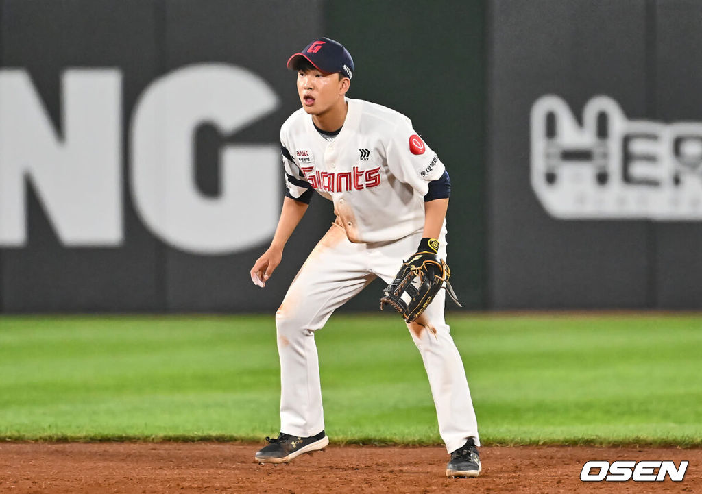 5일 부산 사직야구장에서 2024 신한 SOL 뱅크 KBO 리그 롯데 자이언츠와 KT 위즈의 경기가 열렸다. 홈팀 롯데는 정현수가 선발 출전하고 KT는 조이현이 선발 출전했다.롯데 자이언츠 이호준이 7회초 유격수로 출전해 수비를 하고 있다. 2024.09.05 / foto0307@osen.co.kr