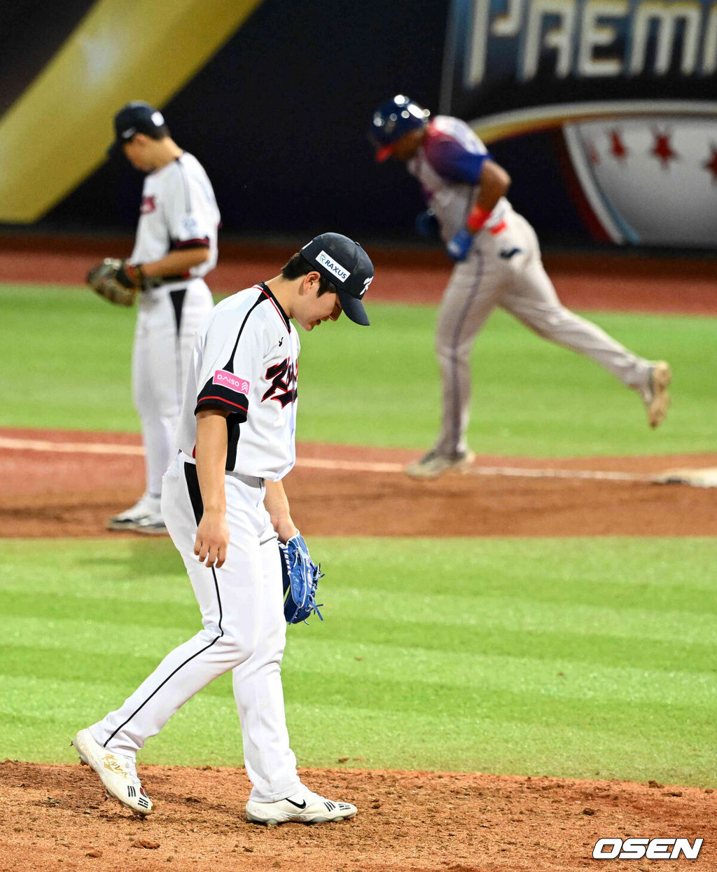 14일 오후 대만 타이베이 티엔무야구장에서 세계야구소프트볼연맹(WBSC) 프리미어12 2024 B조 2차전 대한민국과 쿠바의 경기가 열렸다.대한민국은 2차전 선발투수로 곽빈, 쿠바는 리반 모이넬로를 내세웠다.8회초 무사에서 대한민국 김택연이 쿠바 기베르트에 이어 투런포를 허용하며 아쉬워하고 있다. 2024.11.14 /sunday@osen.co.kr