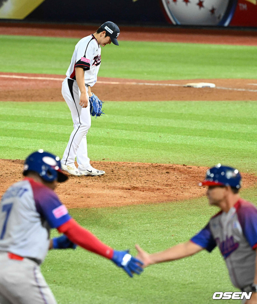 14일 오후 대만 타이베이 티엔무야구장에서 세계야구소프트볼연맹(WBSC) 프리미어12 2024 B조 2차전 대한민국과 쿠바의 경기가 열렸다.대한민국은 2차전 선발투수로 곽빈, 쿠바는 리반 모이넬로를 내세웠다.8회초 무사에서 대한민국 김택연이 쿠바 기베르트에 이어 투런포를 허용하며 아쉬워하고 있다. 2024.11.14 /sunday@osen.co.kr