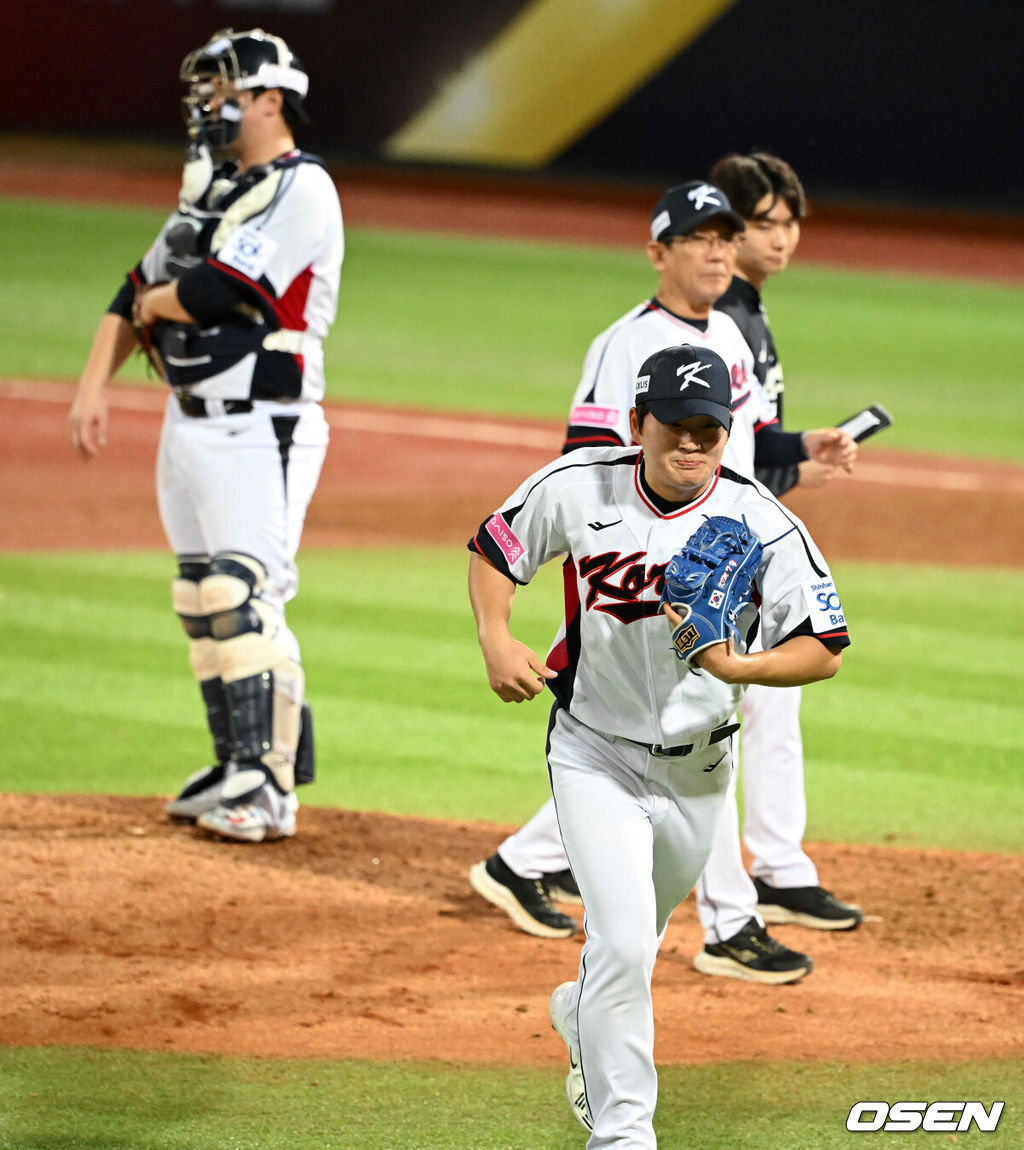 14일 오후 대만 타이베이 티엔무야구장에서 세계야구소프트볼연맹(WBSC) 프리미어12 2024 B조 2차전 대한민국과 쿠바의 경기가 열렸다.대한민국은 2차전 선발투수로 곽빈, 쿠바는 리반 모이넬로를 내세웠다.8회초 무사에서 대한민국 김택연이 쿠바 기베르트에 이어 비날레스에 백투백 홈런을 허용하며 교체되고 있다. 2024.11.14 /