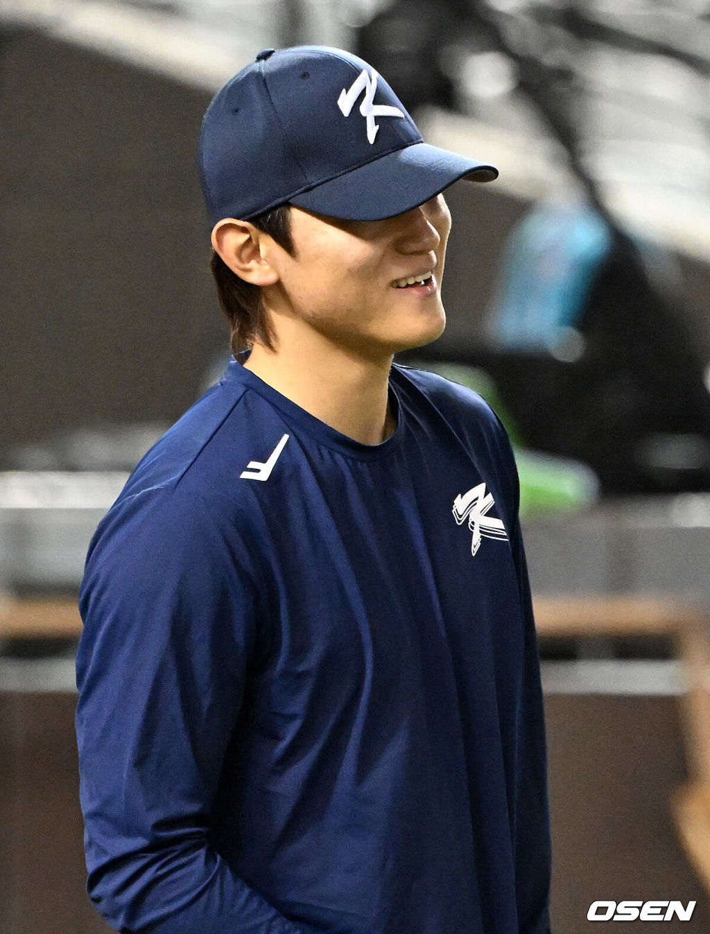 15일 오후 대만 타이베이돔에서 세계야구소프트볼연맹(WBSC) 프리미어12 2024 B조 대한민국과 일본의 경기가 열렸다.대한민국은 3차전 선발투수로 최승용, 일본은 다카하시 히로토를 내세웠다.경기에 앞서 김도영이 타격 훈련 중 웃고 있다. 2024.11.15 /