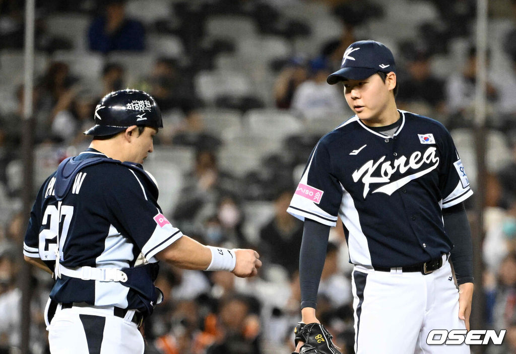 15일 오후 대만 타이베이돔에서 세계야구소프트볼연맹(WBSC) 프리미어12 2024 B조 대한민국과 일본의 경기가 열렸다.대한민국은 3차전 선발투수로 최승용, 일본은 다카하시 히로토를 내세웠다.2회말 무사 1,2루에서 대한민국 박동원이 마운드에 올라 최승용과 이야기를 나누고 있다. 2024.11.15 /sunday@osen.co.kr