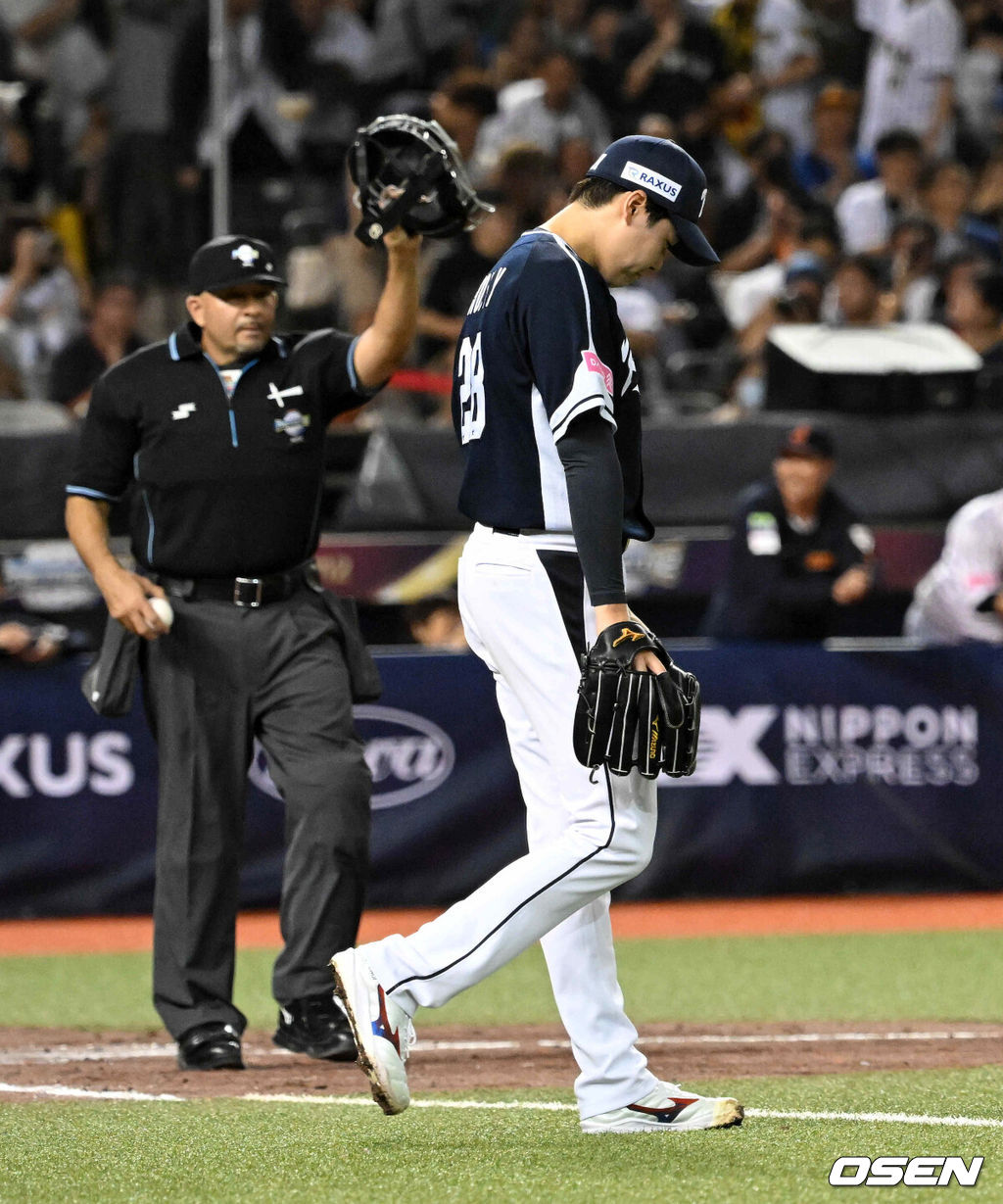 15일 오후 대만 타이베이돔에서 세계야구소프트볼연맹(WBSC) 프리미어12 2024 B조 대한민국과 일본의 경기가 열렸다.대한민국은 3차전 선발투수로 최승용, 일본은 다카하시 히로토를 내세웠다.2회말 2사 2,3루에서 대한민국 최승용이 일본 구레바야시에 역전 2타점 좌전 적시타를 허용하며 아쉬워하고 있다. 2024.11.15 