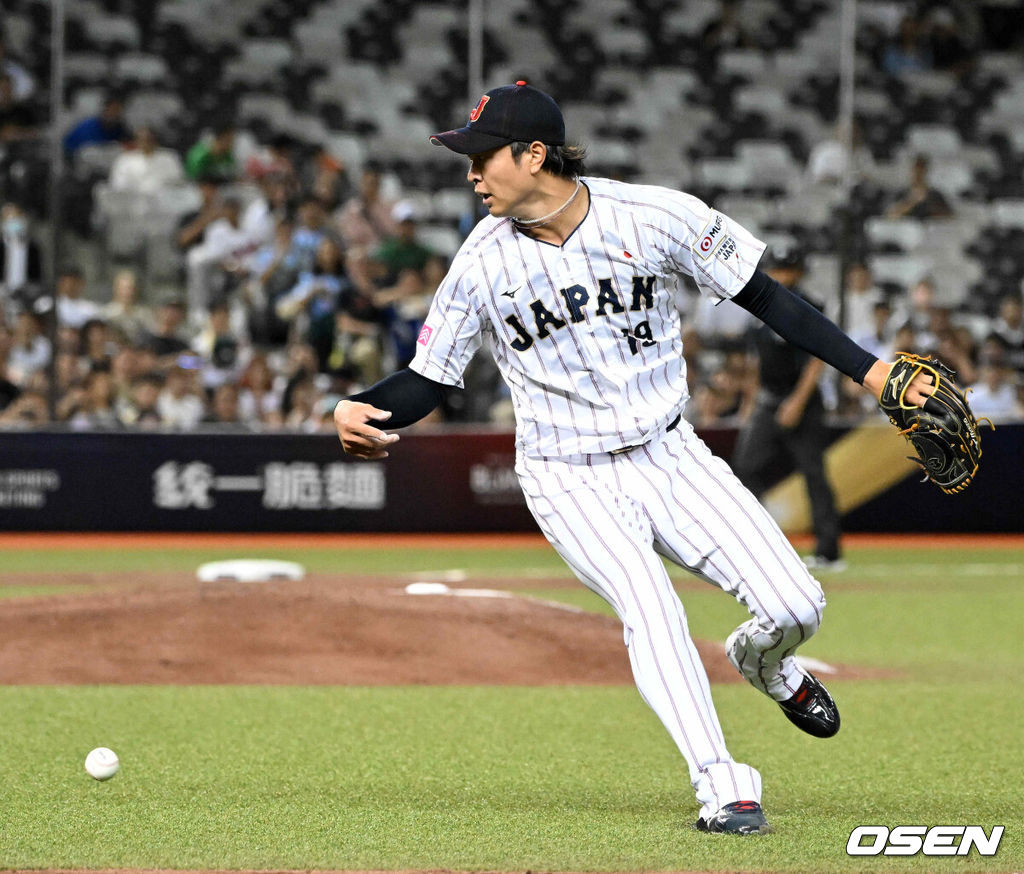 15일 오후 대만 타이베이돔에서 세계야구소프트볼연맹(WBSC) 프리미어12 2024 B조 대한민국과 일본의 경기가 열렸다.대한민국은 3차전 선발투수로 최승용, 일본은 다카하시 히로토를 내세웠다.2회초 2사 2루에서 일본 다카하시가 대한민국 이주형의 투수 앞 땅볼 타구를 놓치고 있다. 2024.11.15 /sunday@osen.co.kr