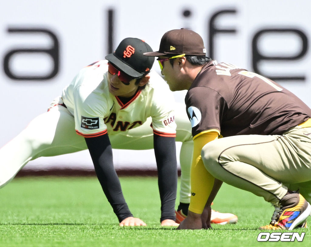 경기에 앞서 샌프란시스코 이정후와 파드리스 김하성이 인사를 나누며 몸을 풀고 있다. 2024.04.08 /jpnews@osen.co.kr