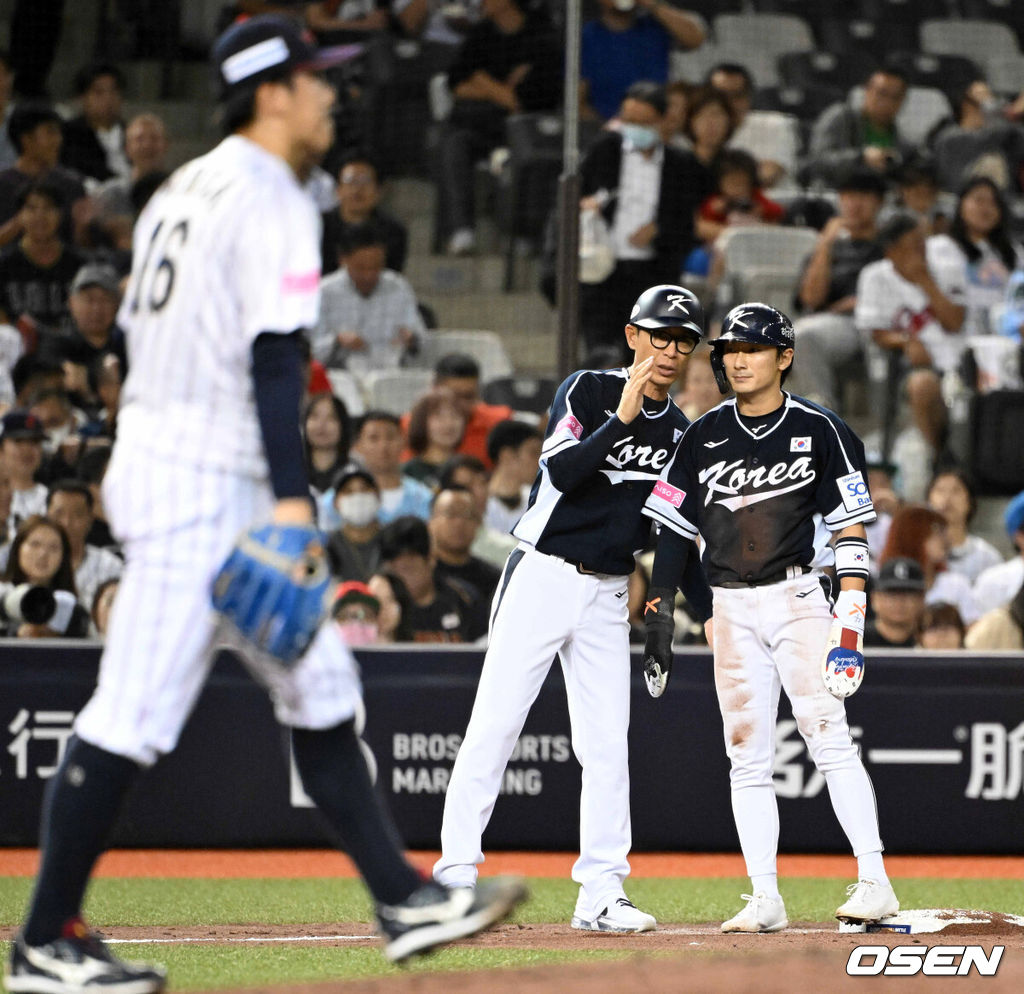 15일 오후 대만 타이베이돔에서 세계야구소프트볼연맹(WBSC) 프리미어12 2024 B조 대한민국과 일본의 경기가 열렸다.대한민국은 3차전 선발투수로 최승용, 일본은 다카하시 히로토를 내세웠다.5회초 1사 2루에서 대한민국 신민재가 3루 도루에 성공하며 김재걸 코치와 이야기를 나누고 있다. 2024.11.15 /sunday@osen.co.kr