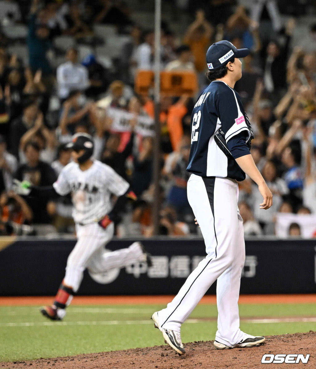 15일 오후 대만 타이베이돔에서 세계야구소프트볼연맹(WBSC) 프리미어12 2024 B조 대한민국과 일본의 경기가 열렸다.대한민국은 3차전 선발투수로 최승용, 일본은 다카하시 히로토를 내세웠다.7회말 1사 1루에서 대한민국 정해영이 일본 모리시타에게 중월 투런포를 허용하며 아쉬워하고 있다. 2024.11.15 /sunday@osen.co.kr