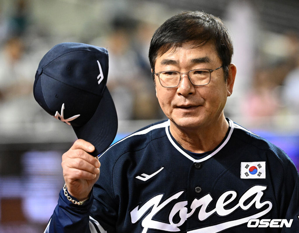 15일 오후 대만 타이베이돔에서 세계야구소프트볼연맹(WBSC) 프리미어12 2024 B조 대한민국과 일본의 경기가 열렸다.대한민국은 3차전 선발투수로 최승용, 일본은 다카하시 히로토를 내세웠다.경기에 앞서 류중일 감독이 취재진을 향해 인사를 하고 있다. 2024.11.15 /