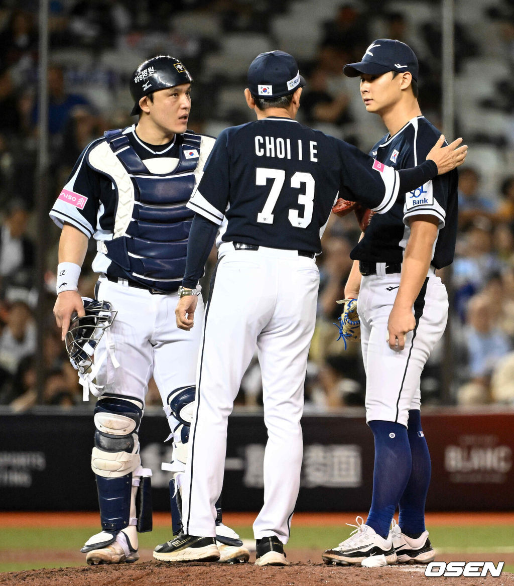 15일 오후 대만 타이베이돔에서 세계야구소프트볼연맹(WBSC) 프리미어12 2024 B조 대한민국과 일본의 경기가 열렸다.대한민국은 3차전 선발투수로 최승용, 일본은 다카하시 히로토를 내세웠다.5회말 2사 1,2루에서 대한민국 최일언 코치가 마운드를 방문해 박동원, 곽도규와 이야기를 나누고 있다. 2024.11.15 /sunday@osen.co.kr