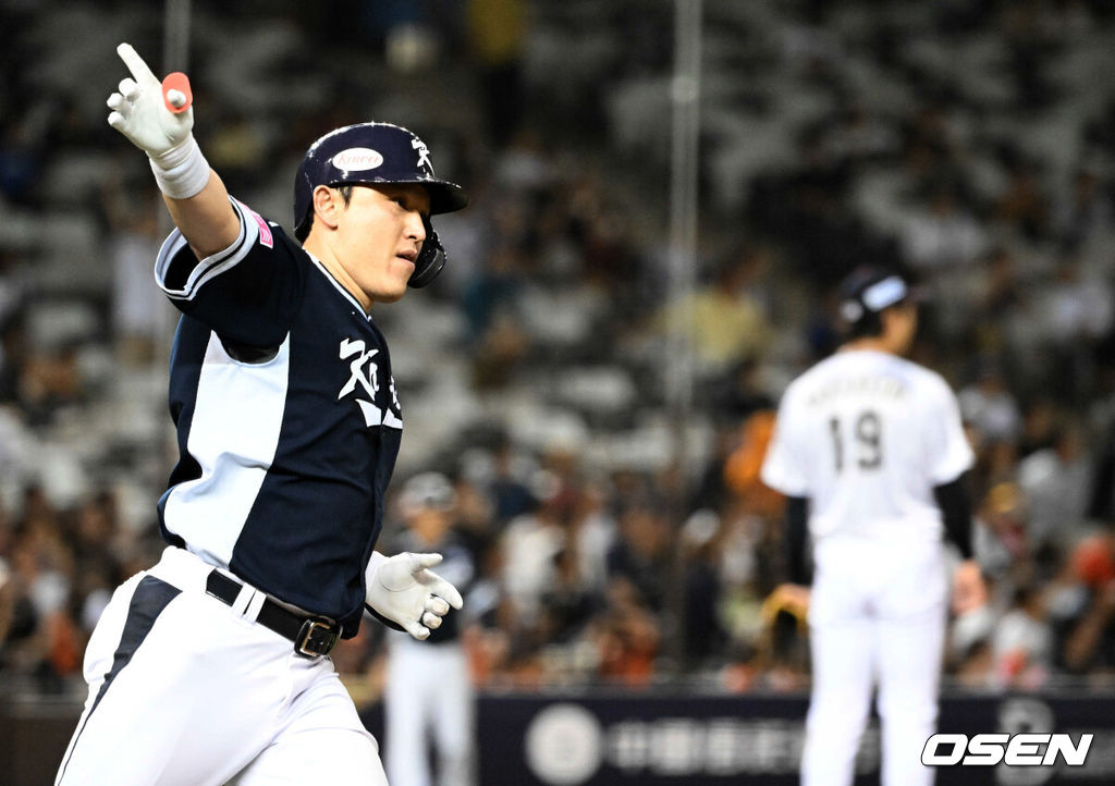 15일 오후 대만 타이베이돔에서 세계야구소프트볼연맹(WBSC) 프리미어12 2024 B조 대한민국과 일본의 경기가 열렸다.대한민국은 3차전 선발투수로 최승용, 일본은 다카하시 히로토를 내세웠다.4회초 1사에서 대한민국 박동원이 동점 좌월 솔로포를 날리며 기뻐하고 있다. 2024.11.15 /sunday@osen.co.kr