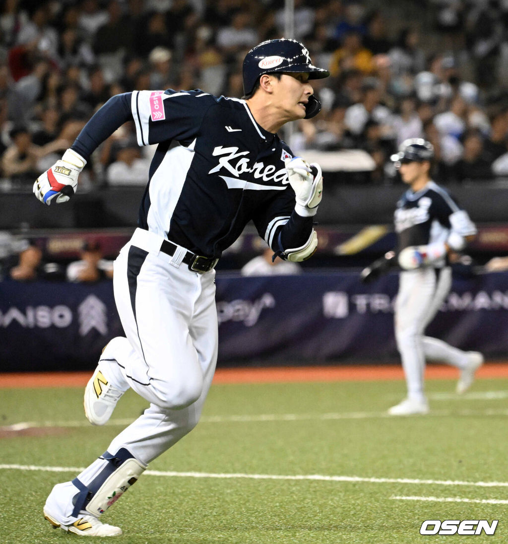 15일 오후 대만 타이베이돔에서 세계야구소프트볼연맹(WBSC) 프리미어12 2024 B조 대한민국과 일본의 경기가 열렸다.대한민국은 3차전 선발투수로 최승용, 일본은 다카하시 히로토를 내세웠다.5회초 2사 3루에서 대한민국 윤동희가 대타로 나서 역전 1타점 좌중간 2루타를 날리며 전력질주를 하고 있다. 2024.11.15 /sunday@osen.co.kr